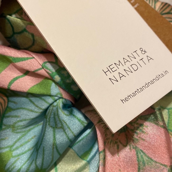 NWT Hemant and & Nandita Nadia floral print printed multi colorful scrunchie - Picture 3 of 4
